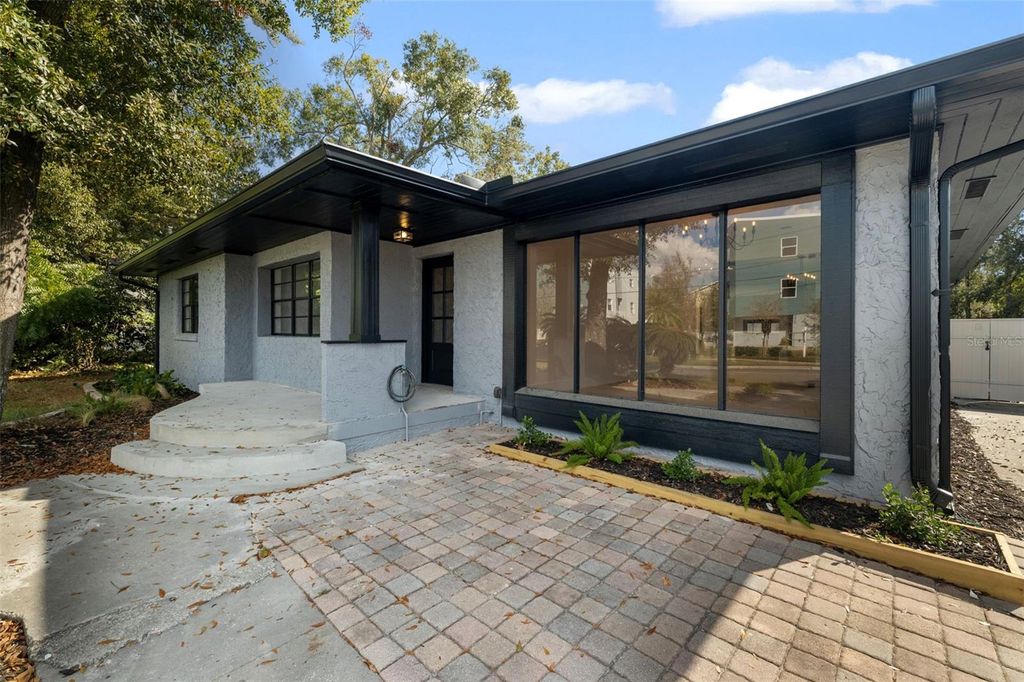 Photo of 3406 W Swann Avenue, Tampa, FL 33609 (MLS # TB8523160)