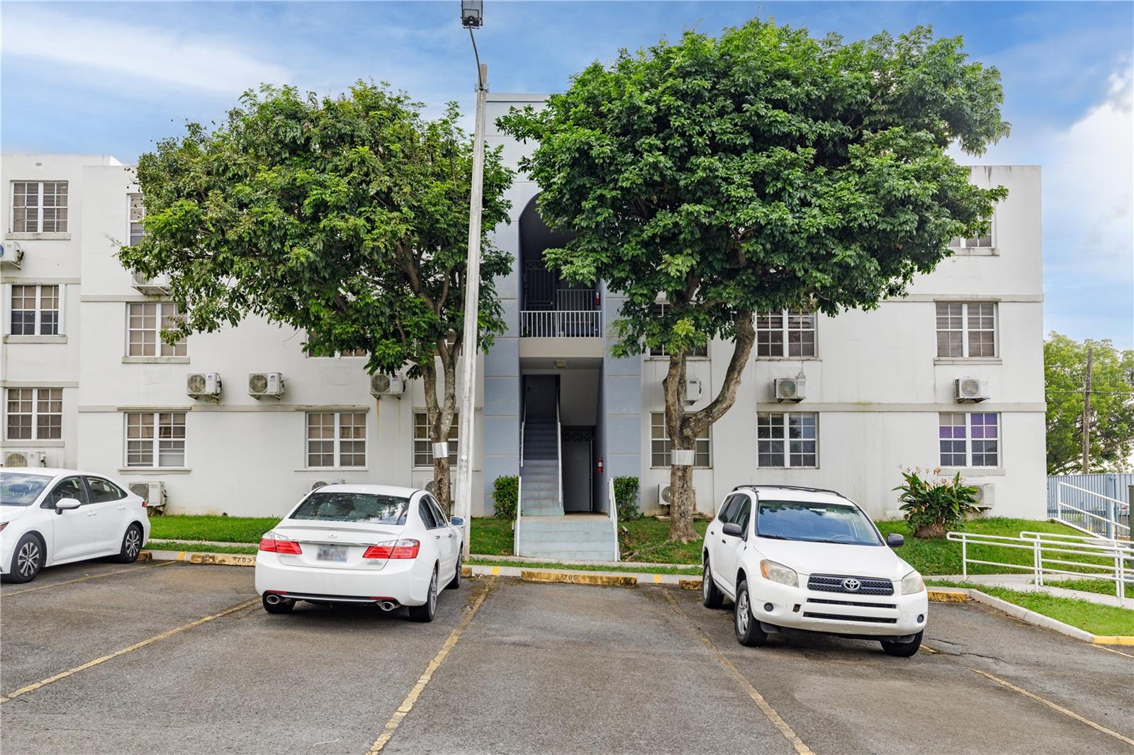Now available for rent at Cond. Arcos de Cupey, this spacious 1,188 sq.ft. apartment offers the perfect combination of comfort, convenience, and modern living. Featuring 3 bedrooms and 2 full bathrooms. The property includes two back-to-back parking spaces located directly in front of the building. Situated on the second level, access is easy with only one set of stairs to climb. The fully remodeled kitchen is equipped with brand-new, modern appliances, including a dishwasher and a smart refrigerator. The open living and dining area extends to a large balcony, perfect for natural light, fresh air, and entertaining. Residents of Arcos de Cupey enjoy resort-style amenities such as a swimming pool, basketball court, community clubhouse, and 24/7 gated security with controlled access. Don’t miss this opportunity to rent a modern home in one of the most convenient areas of Cupey. Call the listing agent to schedule your private showing today!