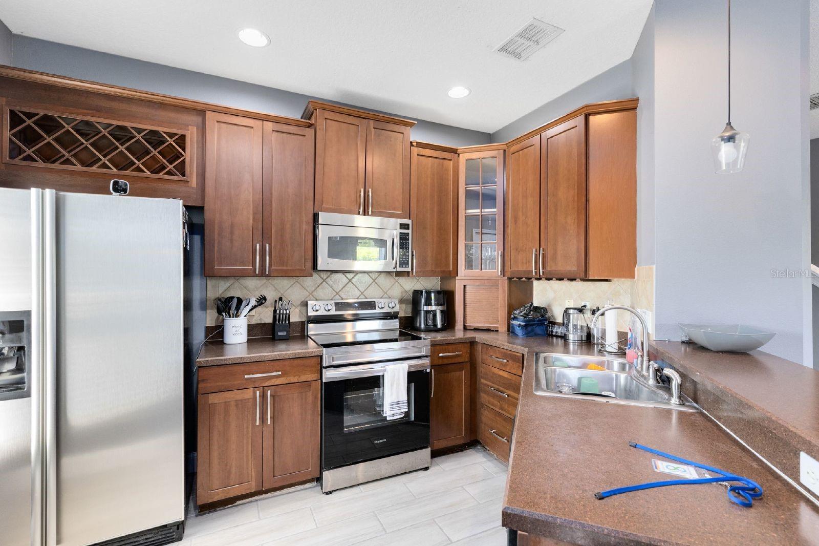 CLUBSIDE POINTE - Residential