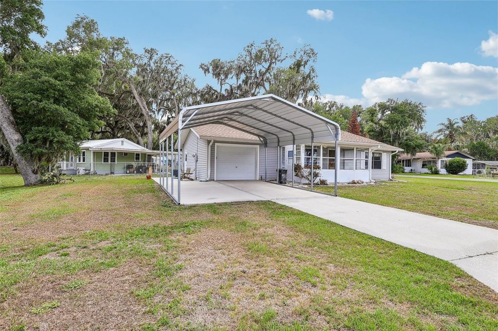 Photo of 931 Cr 457a, Lake Panasoffkee, FL 33538 (MLS # G5112491)