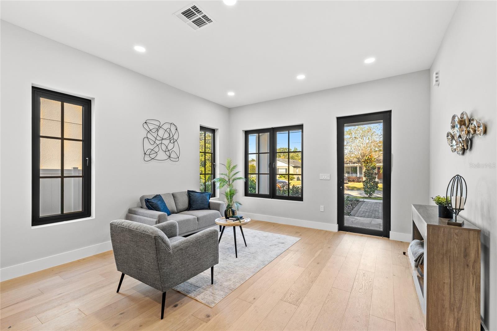 DOMAIN/CLOUSERS - Residential