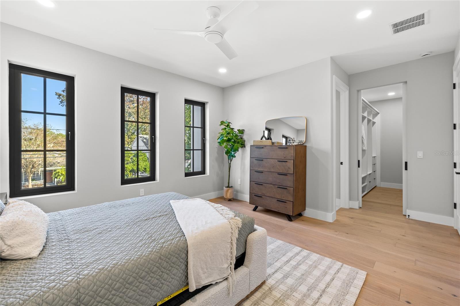 DOMAIN/CLOUSERS - Residential