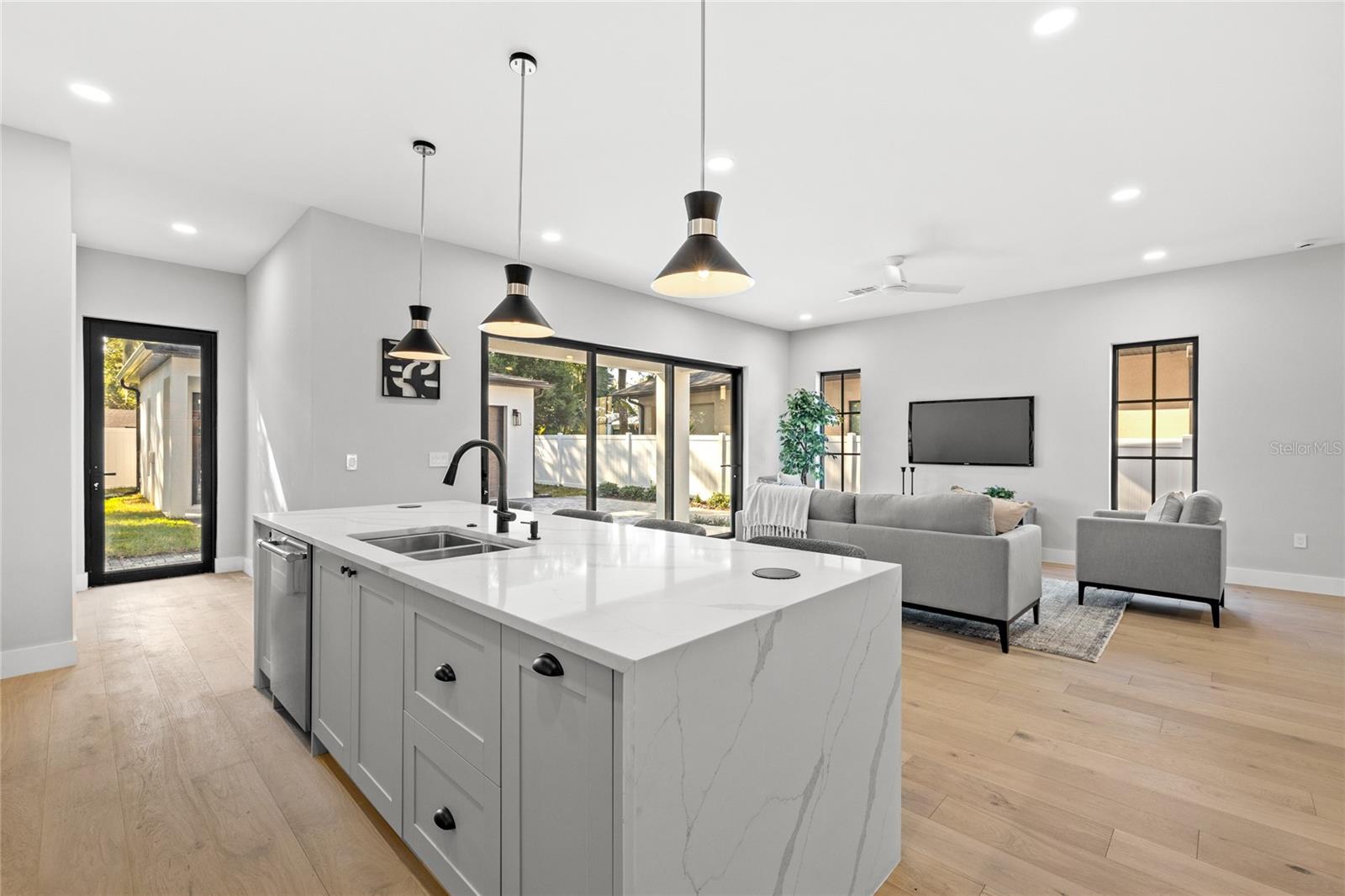 DOMAIN/CLOUSERS - Residential