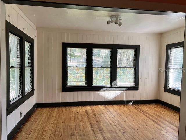 LYNWOOD PARK - Commercial Lease