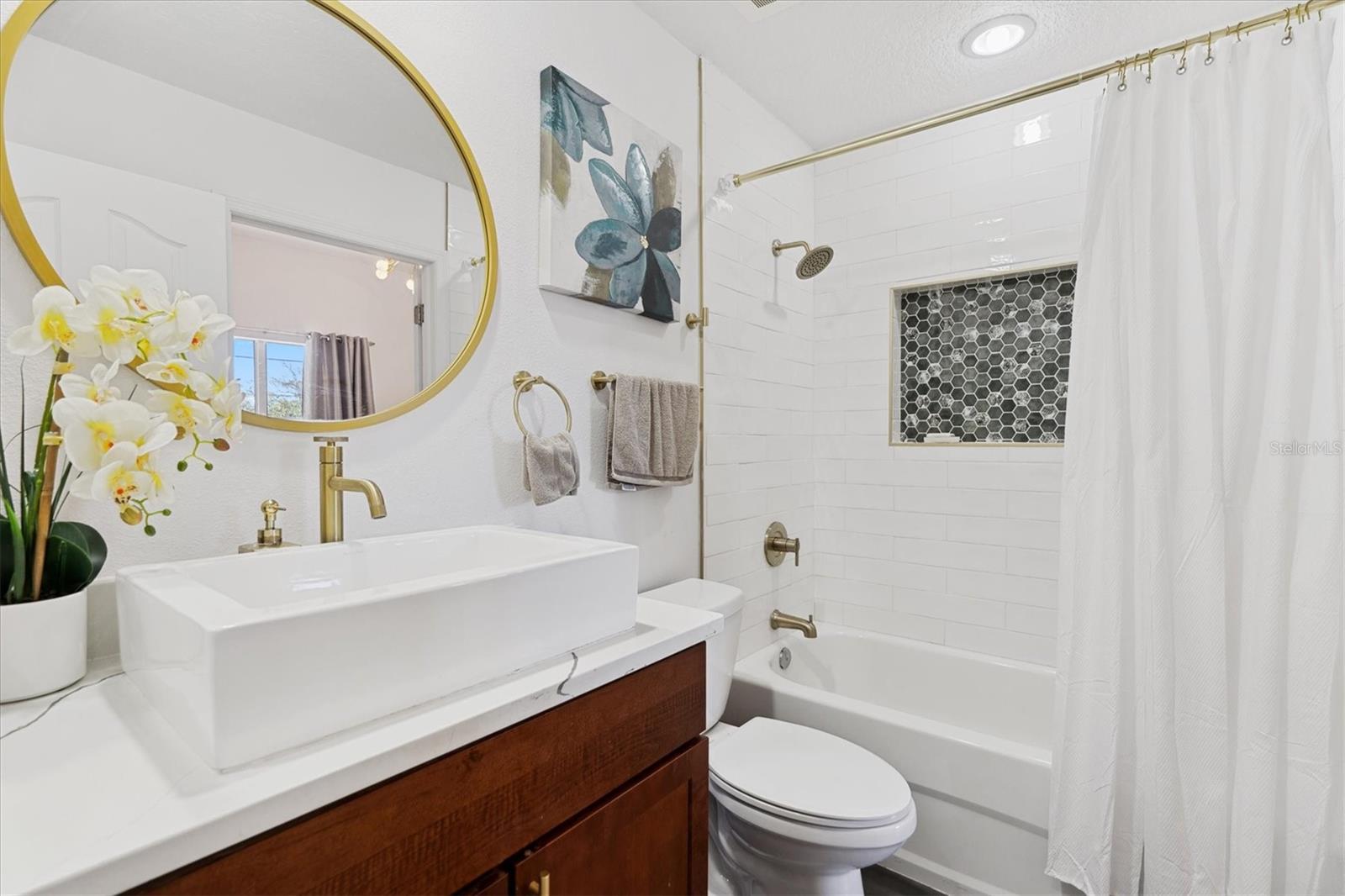 WELLS COURT CONDO ASSOC INC - Residential Lease