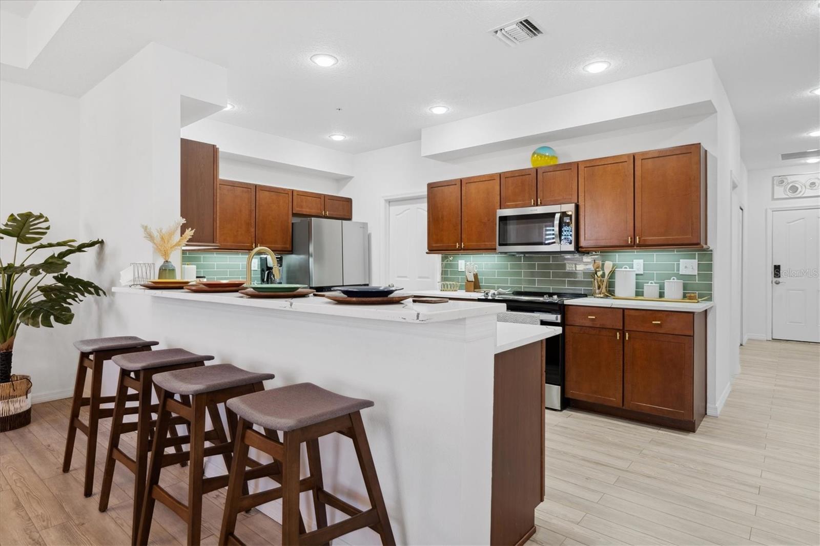 WELLS COURT CONDO ASSOC INC - Residential Lease