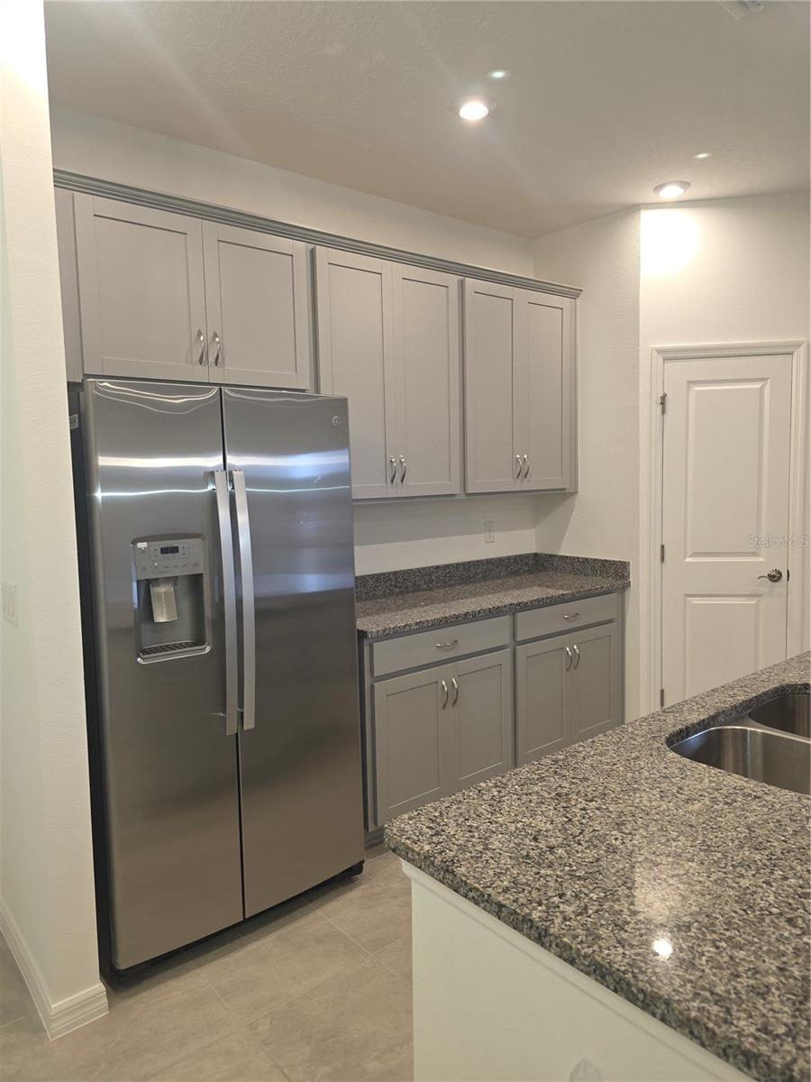 SUNSET LAKES - Residential