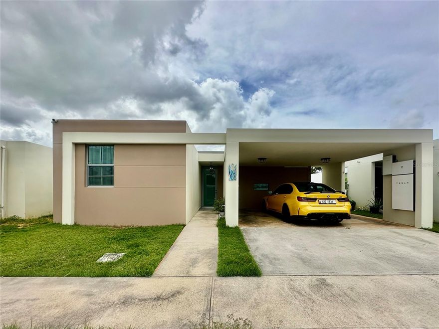 Beautiful and comfortable residence located in a quiet community with spectacular recreational areas. Ideal for those seeking comfort and an excellent location. ?? 3 bedrooms | 2 bathrooms ?? Master bedroom with walk-in closet ?? Bed in master bedroom with nightstands ?? Equipped living room, dining room, kitchen, and laundry room ?? 2-car garage with storage ?? Spacious patio ideal for family enjoyment ?? Solar panels (electricity included) ?? Refrigerator ?? Stove ?? Microwave ?? Washer and dryer ?? Controlled access and security ?? pool, terrace, and gym ?? Basketball and tennis courts ?? play areas. Excellent location just 4 minutes from Expressway 22 with quick access to San Juan and Arecibo and close to supermarkets, pharmacies, and schools.