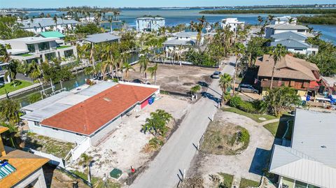 A home in LONGBOAT KEY