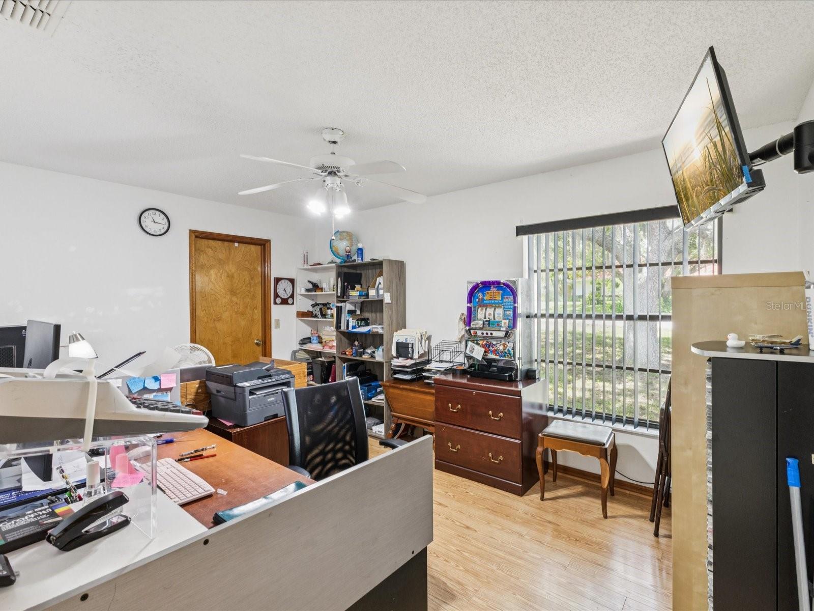 2404 KNOLL DRIVE