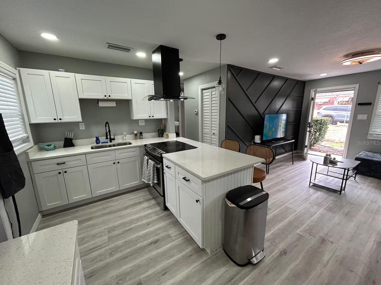 HILLSIDE MANOR - Residential