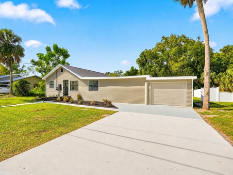 Photo of 318 NE 4th Street, Webster, FL 33597 (MLS # TB8561254)