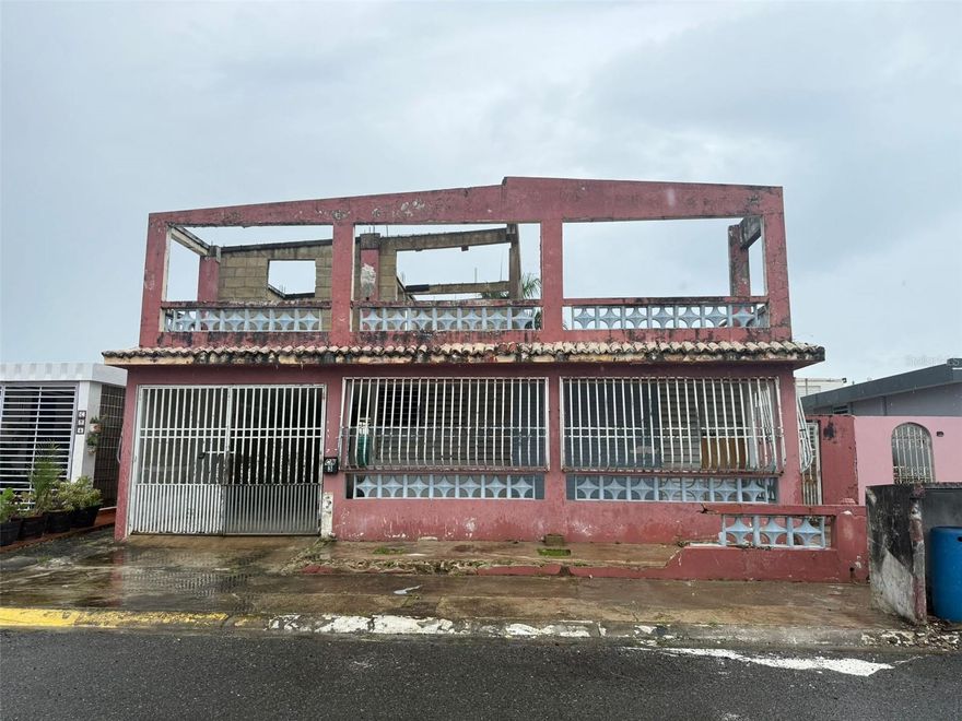 This is a Fannie Mae HomePath property. All offers are to be submitted to homepath. The seller must comply with HUD Guidelines 24 CFR 206.125. Opportunity in Levittown. Single-family home with 3 bedrooms and 1 bathroom in a well-established community with a central location. Just minutes from the beach, shopping centers, restaurants, hospitals, and major highways. A practical option for those seeking convenience and accessibility in a consolidated area.