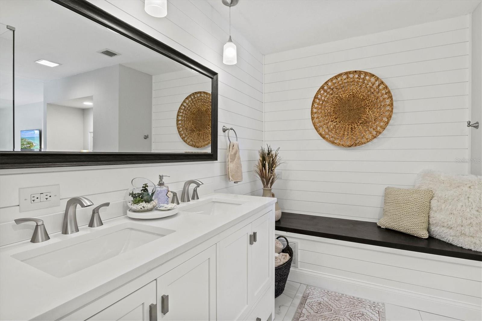 COUNTRY PLACE - Residential