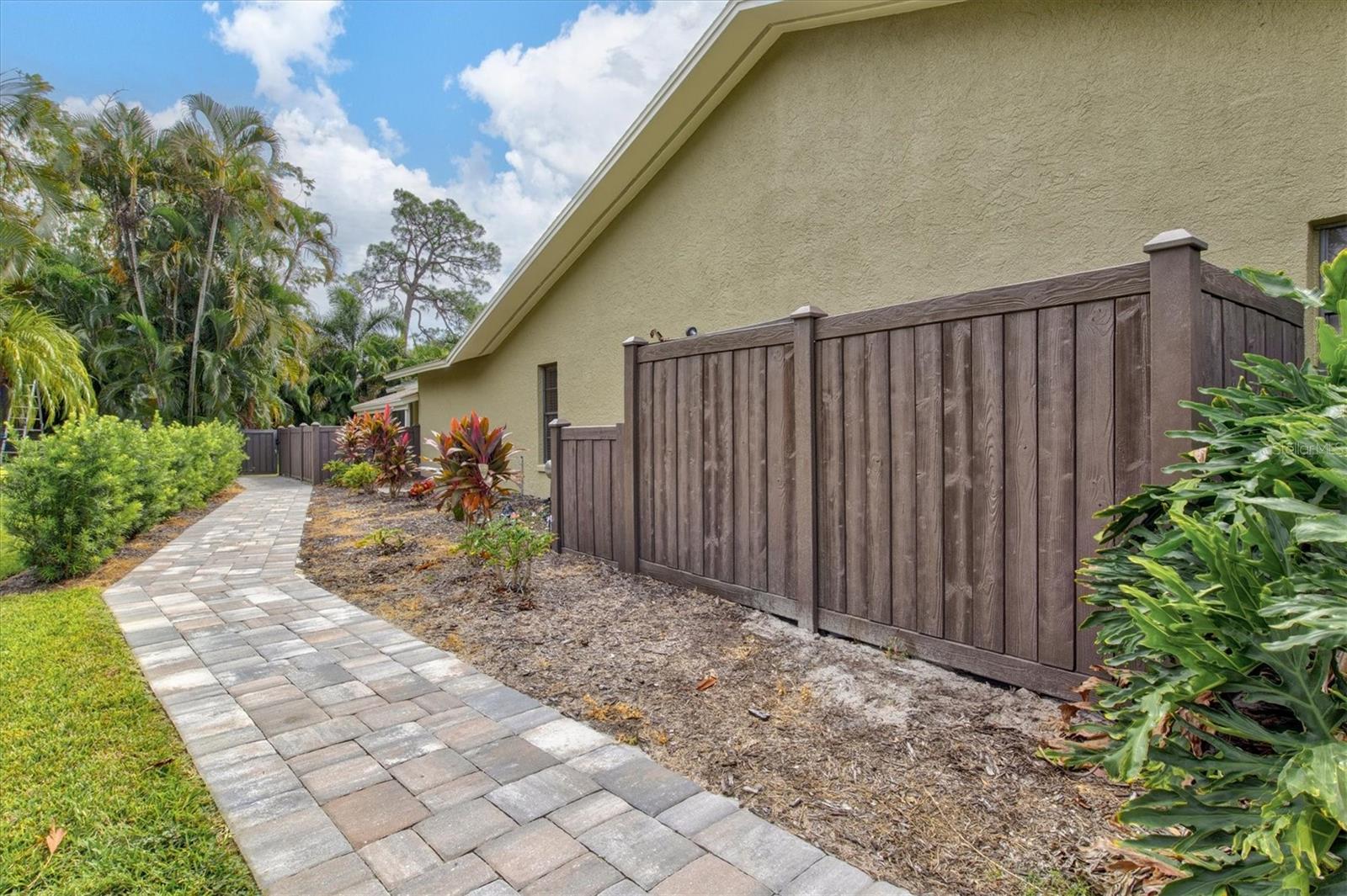 COUNTRY PLACE - Residential