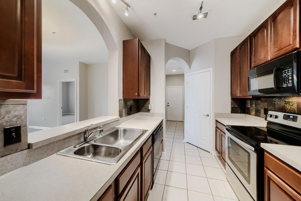HORIZONS AT VISTA LAKES CONDO PH 1 - Residential