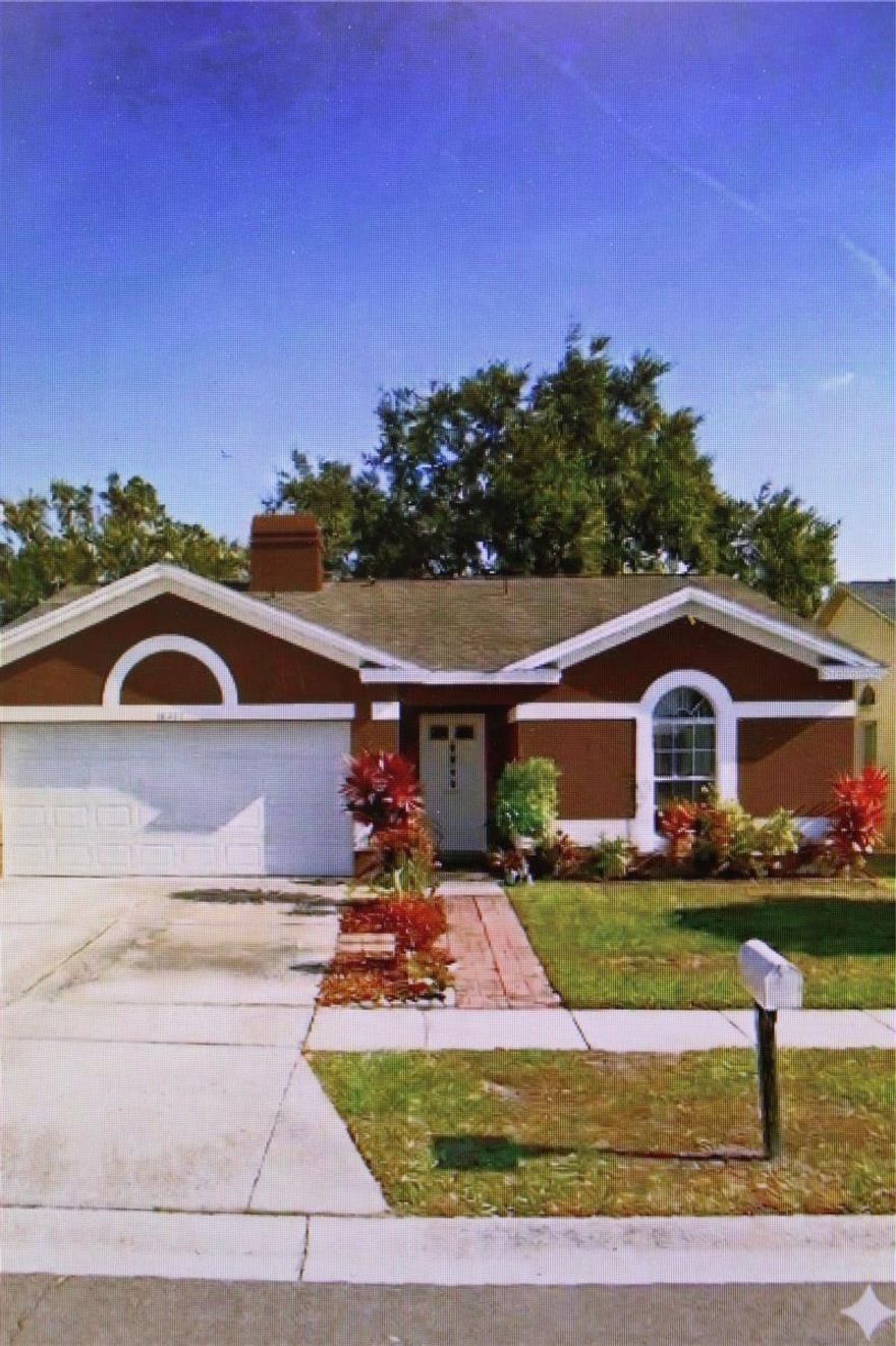 BEATUFIUL THREE BEDROOM TWO BATH SINGLE STORY HOME LOCATED IN PLANTATION. THIS HOME HAS LARGE GREAT ROOM, EAT IN KITCHEN, SLIDING GLASS DOORS LEADING TO BACKYARD, DOUBLE CAR GARAGE, LOCATED CLOSE TO VETERANS EXPRESSWAY, CITRUS PARK MALL AND SCHOOLS