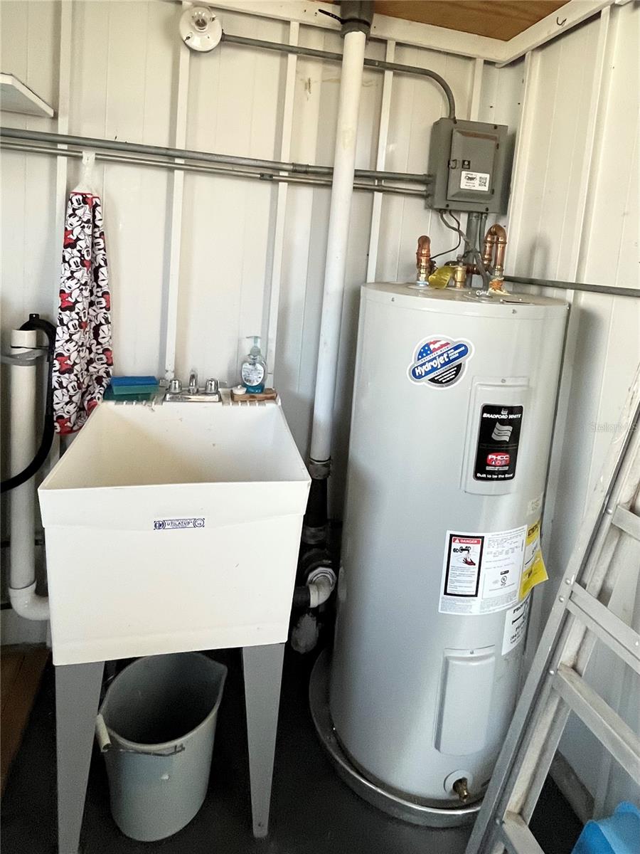 OAKWOOD MANOR - Residential