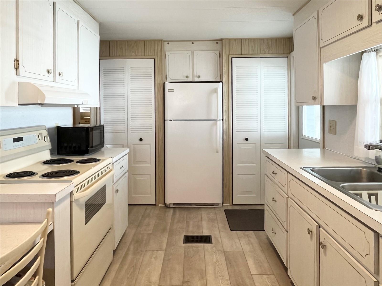 OAKWOOD MANOR - Residential