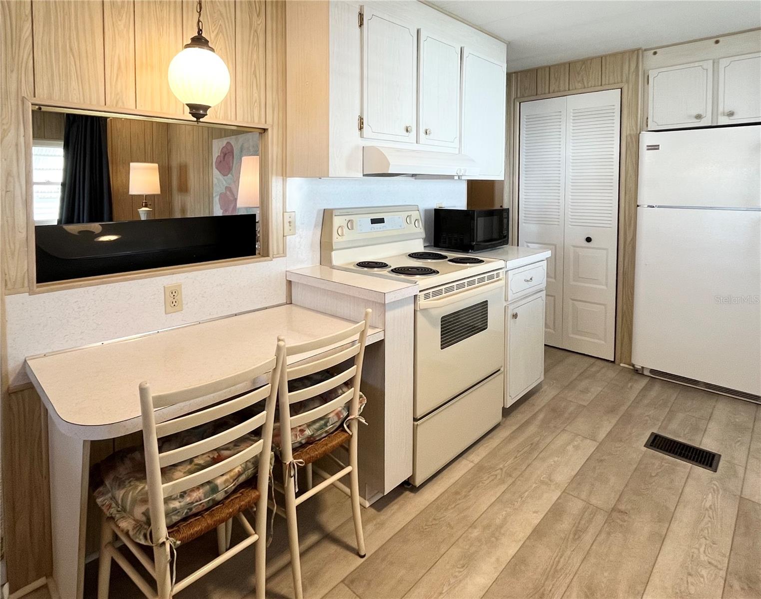 OAKWOOD MANOR - Residential