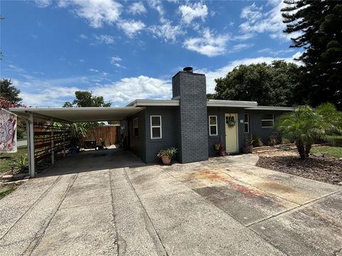 A home in WINTER HAVEN