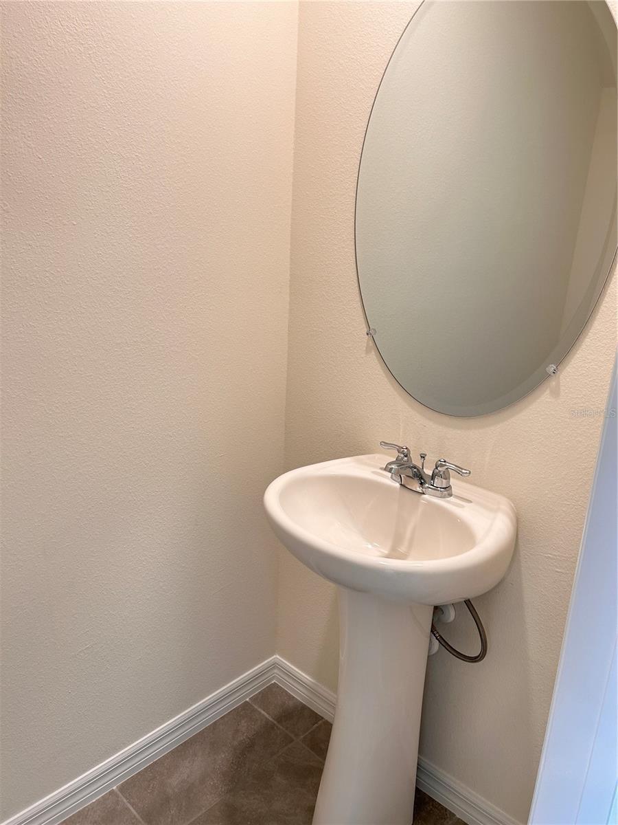 THE TOWNS AT LAUREL COMMONS - Residential Lease