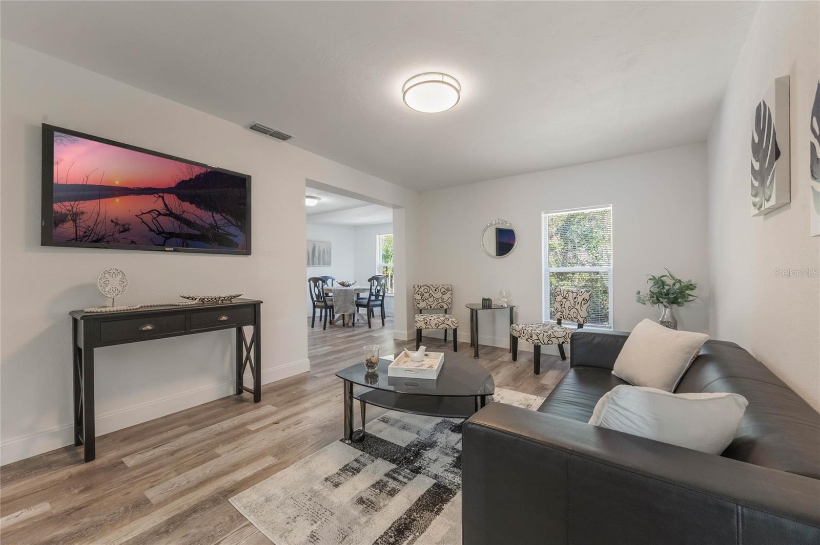 521 W VOORHIS AVENUE
