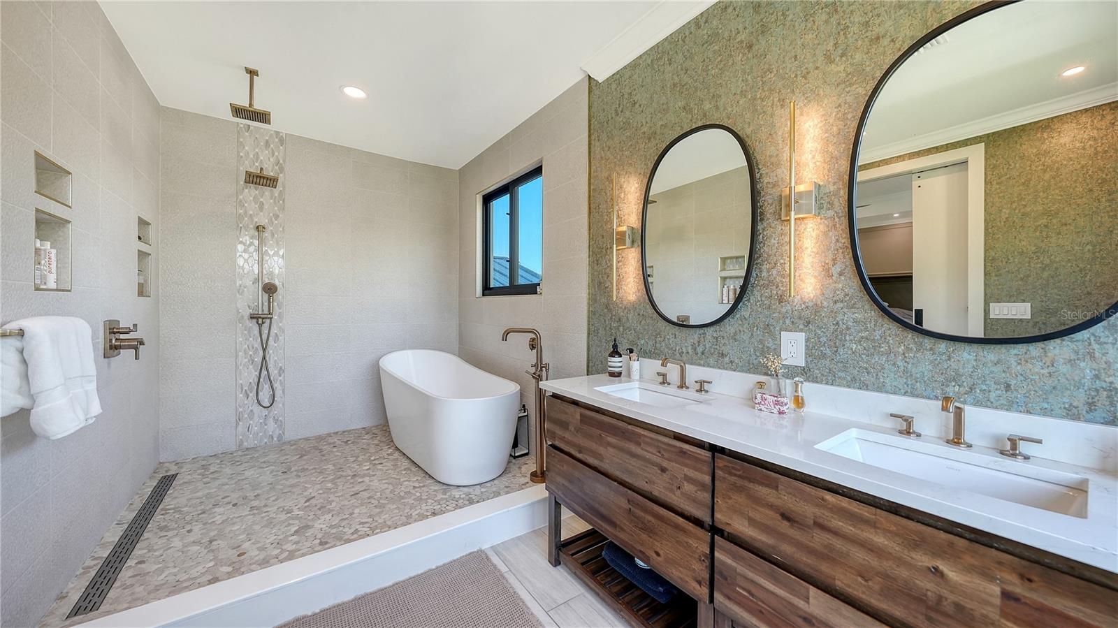 SADDLE CREEK - Residential