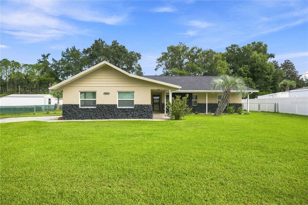 Photo of 3711 SW 25th Place, Ocala, FL 34474 (MLS # OM730090)