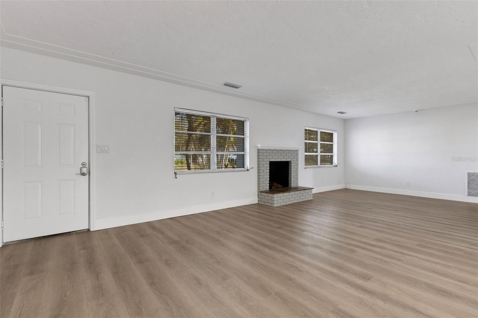 BOCA CIEGA SHORES - Residential