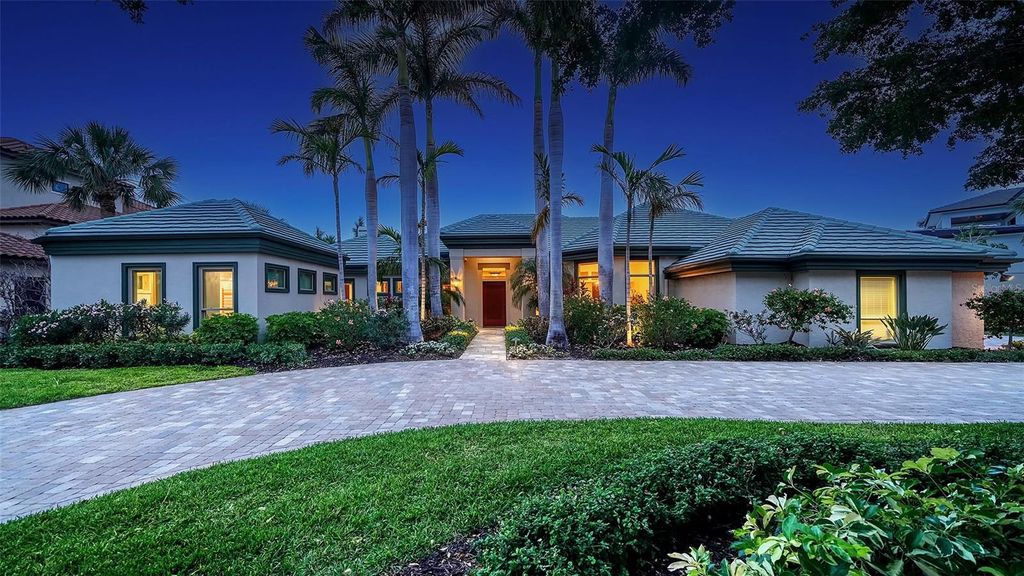 Photo of 316 W Royal Flamingo Drive, Sarasota, FL 34236 (MLS # A4644139)