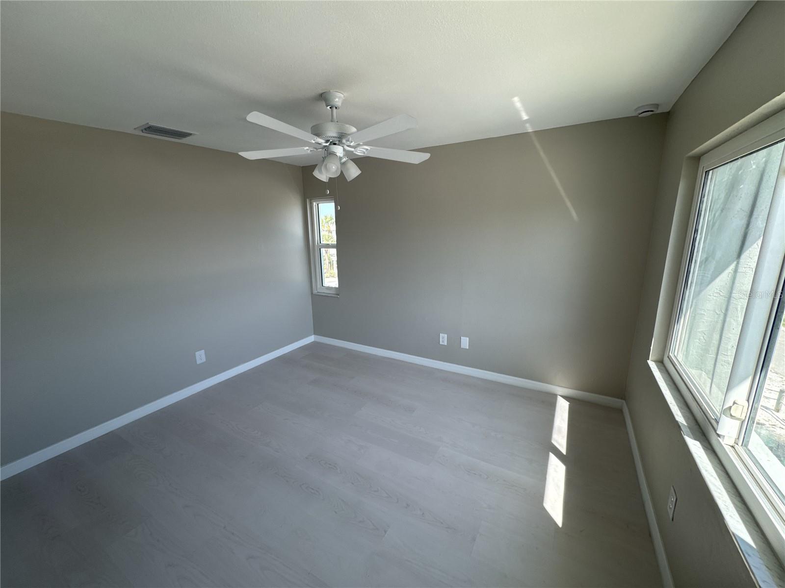 HOLIDAY CONDO - Residential