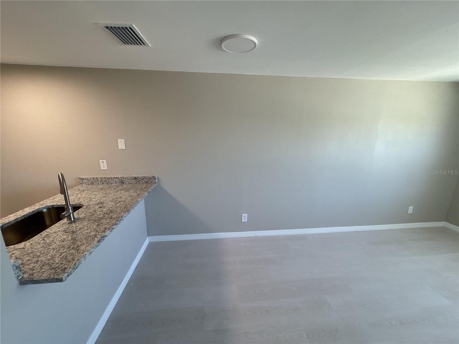HOLIDAY CONDO - Residential