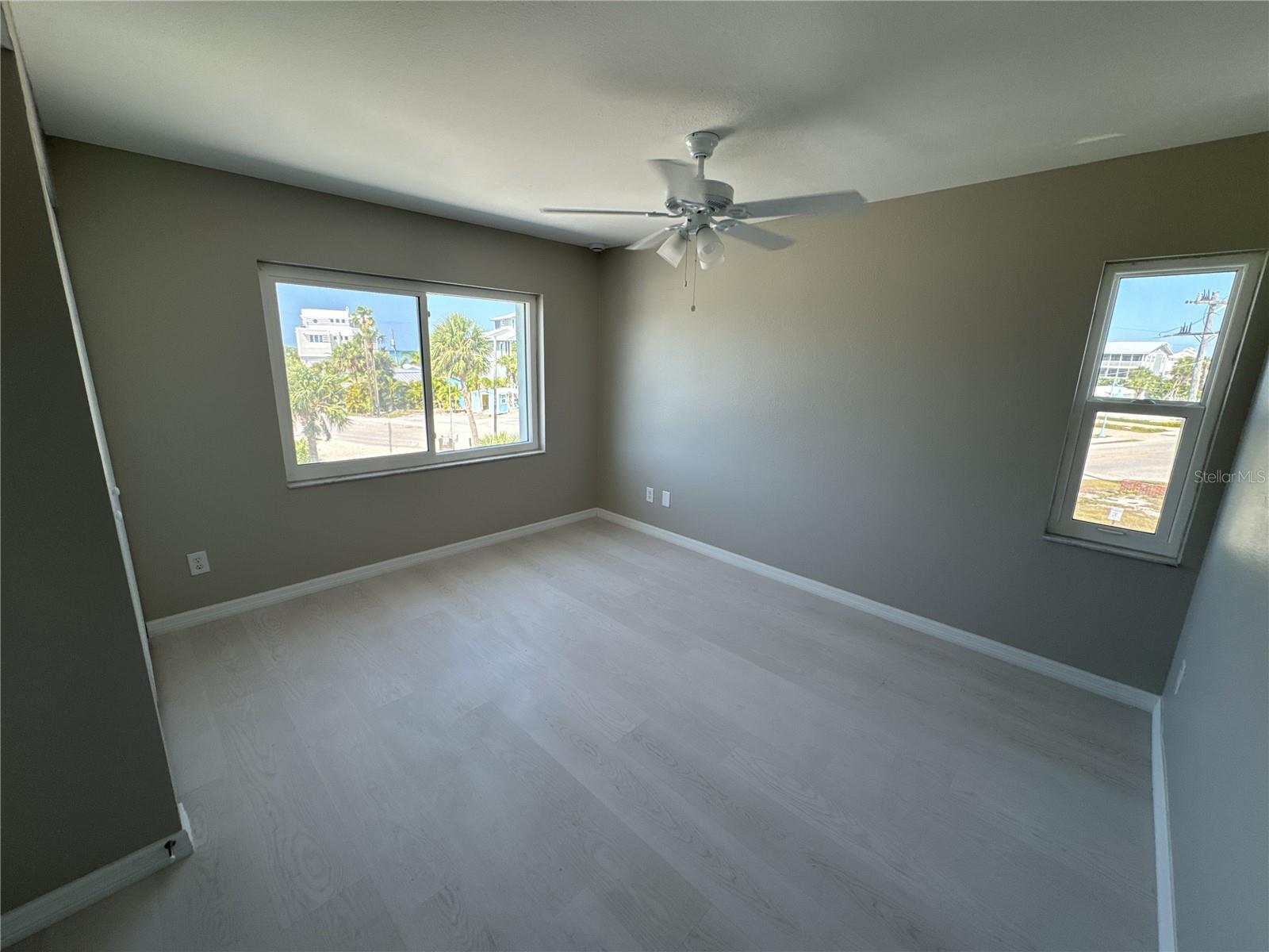 HOLIDAY CONDO - Residential