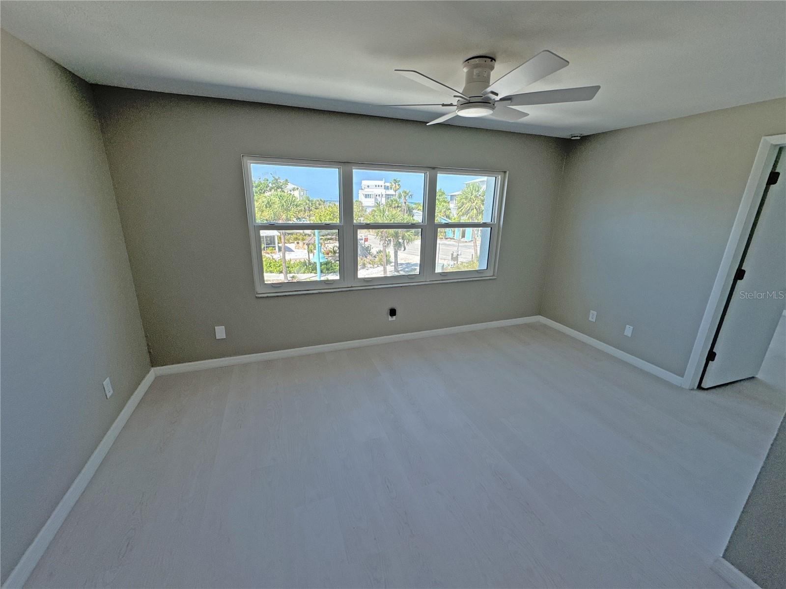 HOLIDAY CONDO - Residential