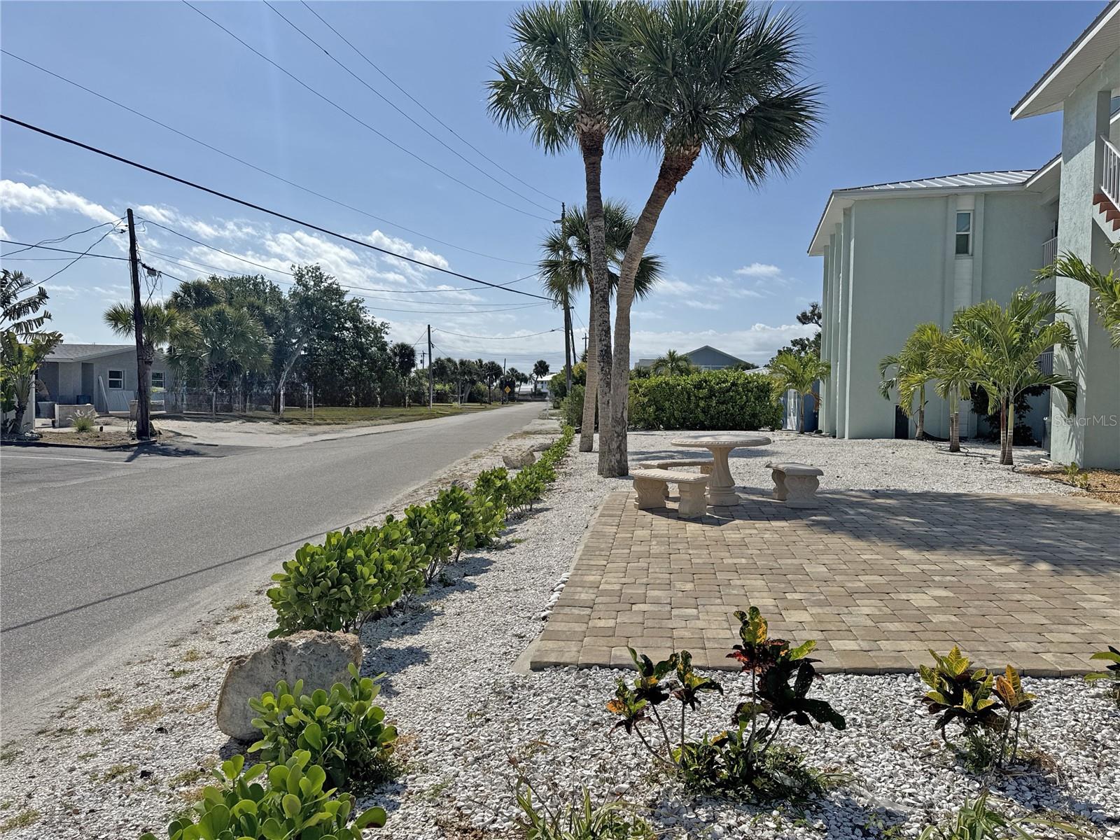 HOLIDAY CONDO - Residential