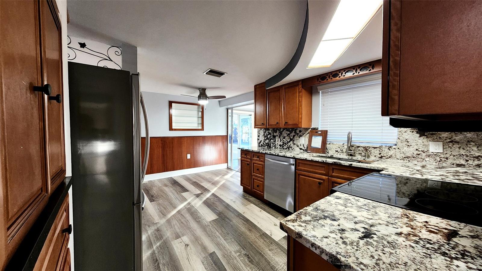 COLONIAL MANOR - Residential Lease