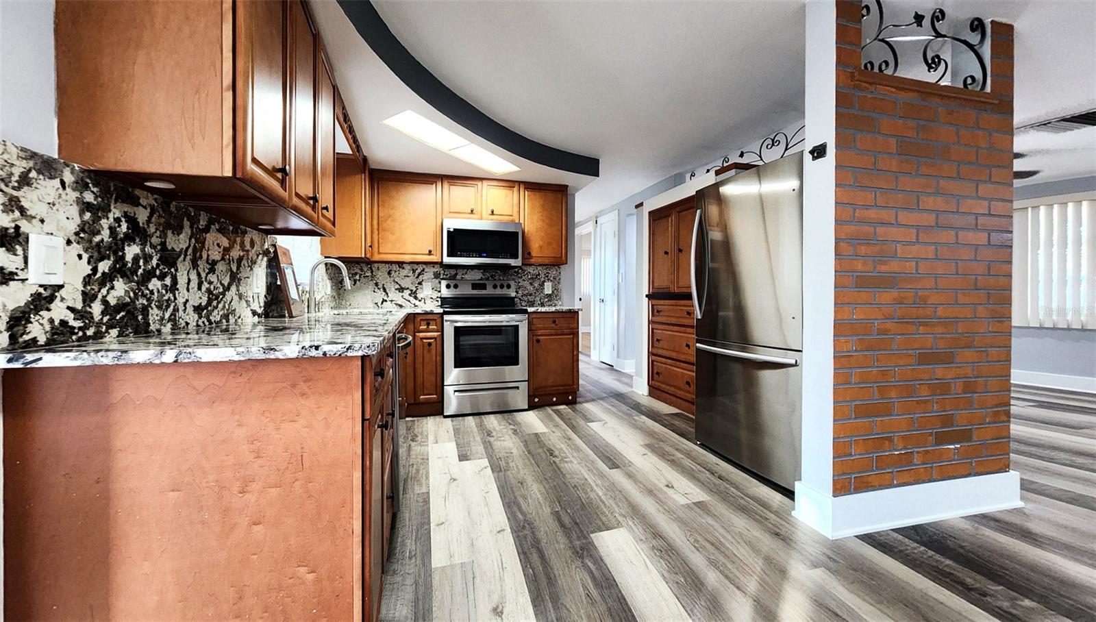 COLONIAL MANOR - Residential Lease