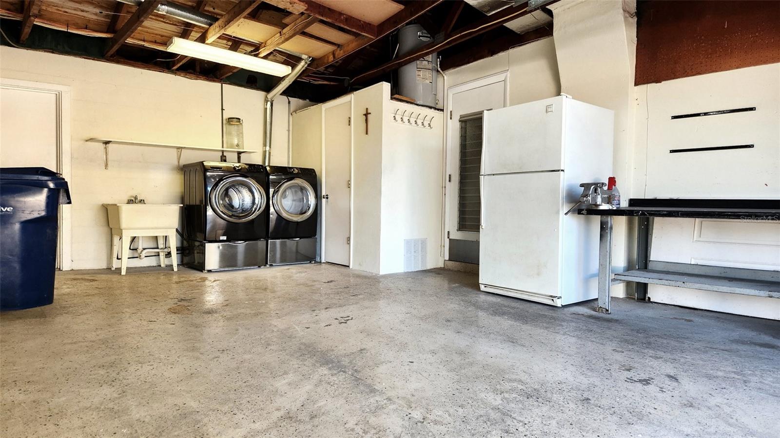 COLONIAL MANOR - Residential Lease