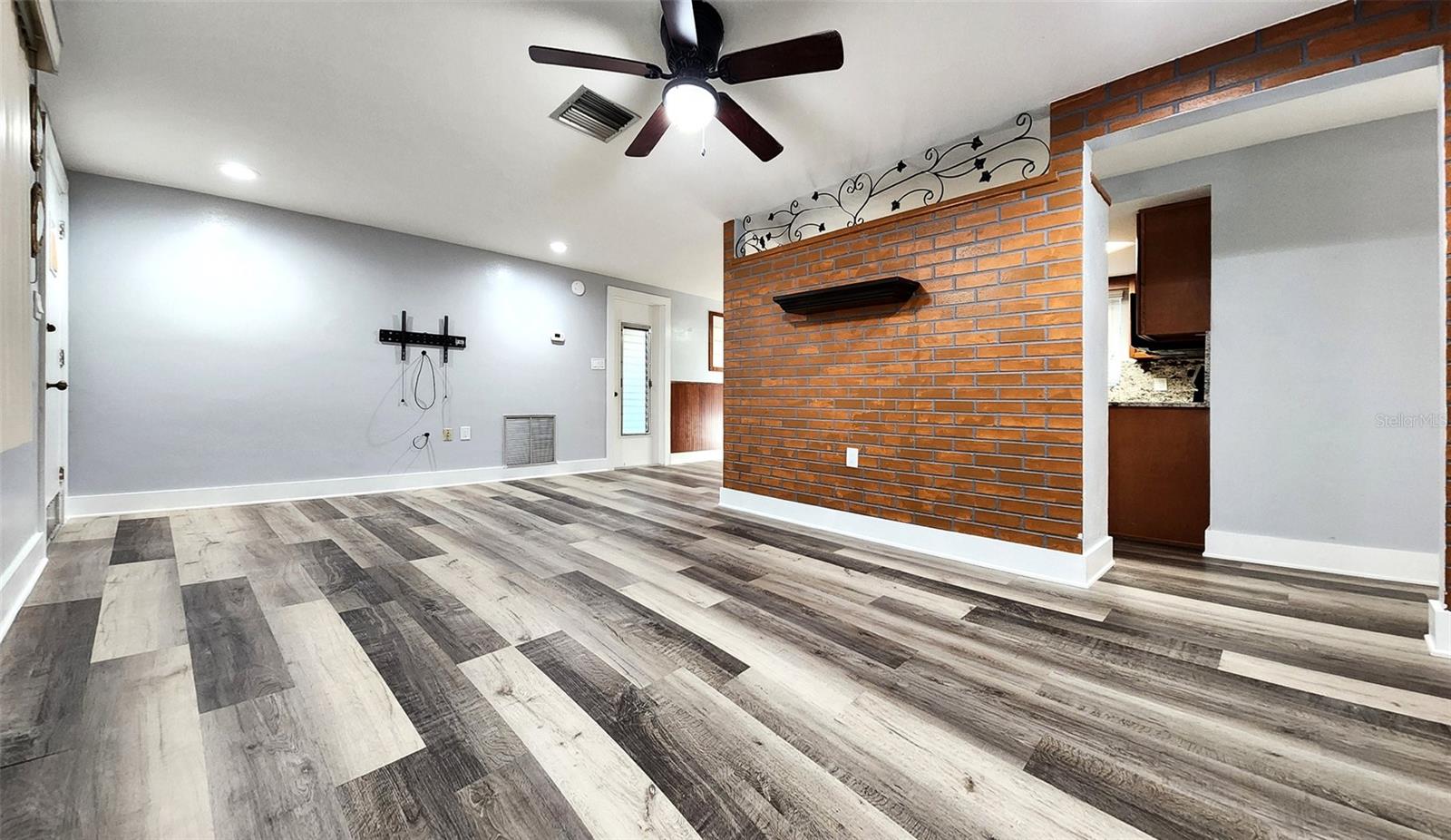 COLONIAL MANOR - Residential Lease