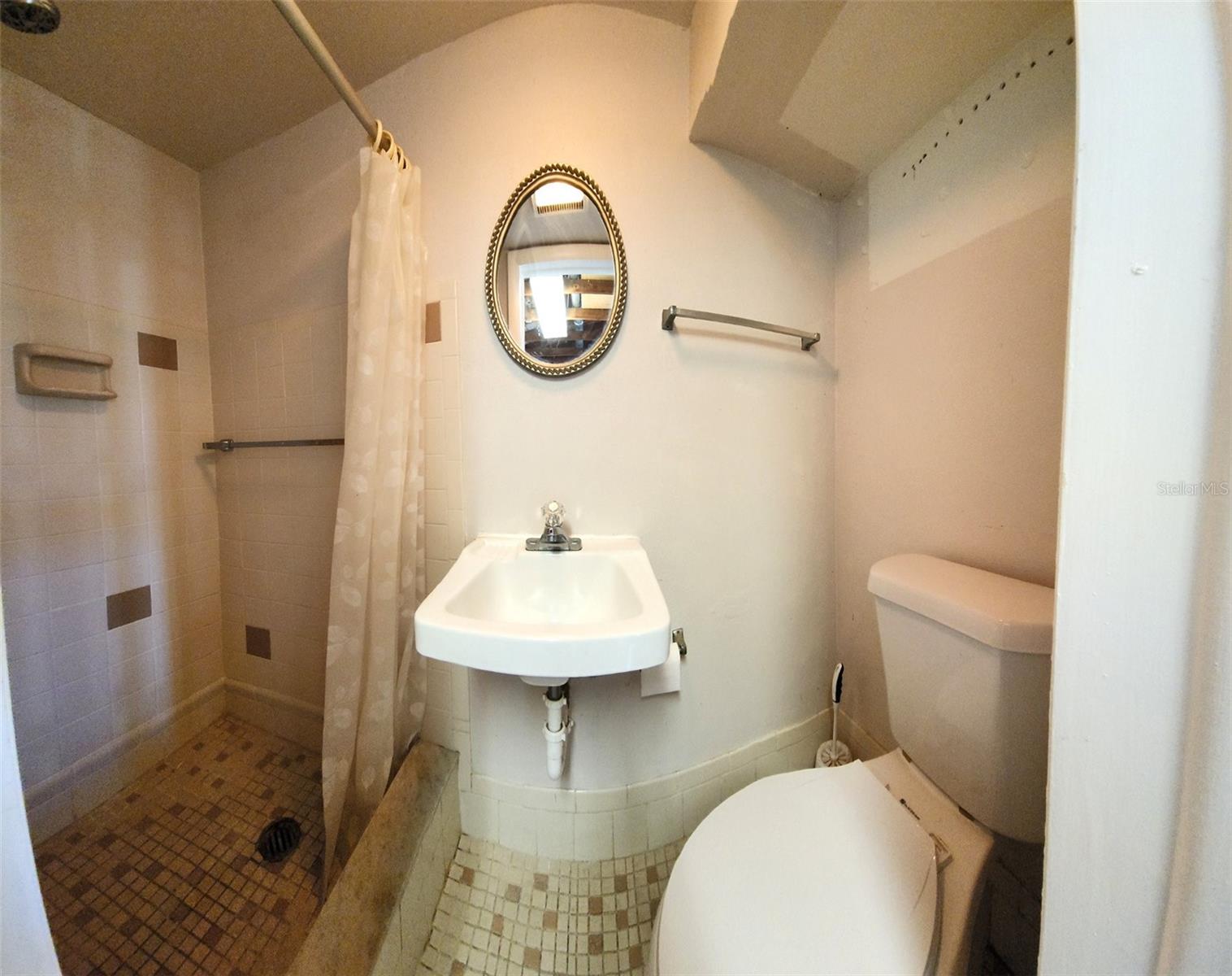 COLONIAL MANOR - Residential Lease