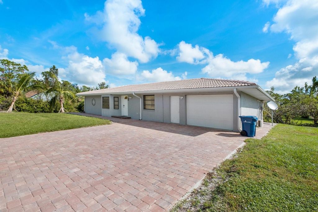 Photo of 9080 Caloosa Drive, Venice, FL 34293 (MLS # A4695588)