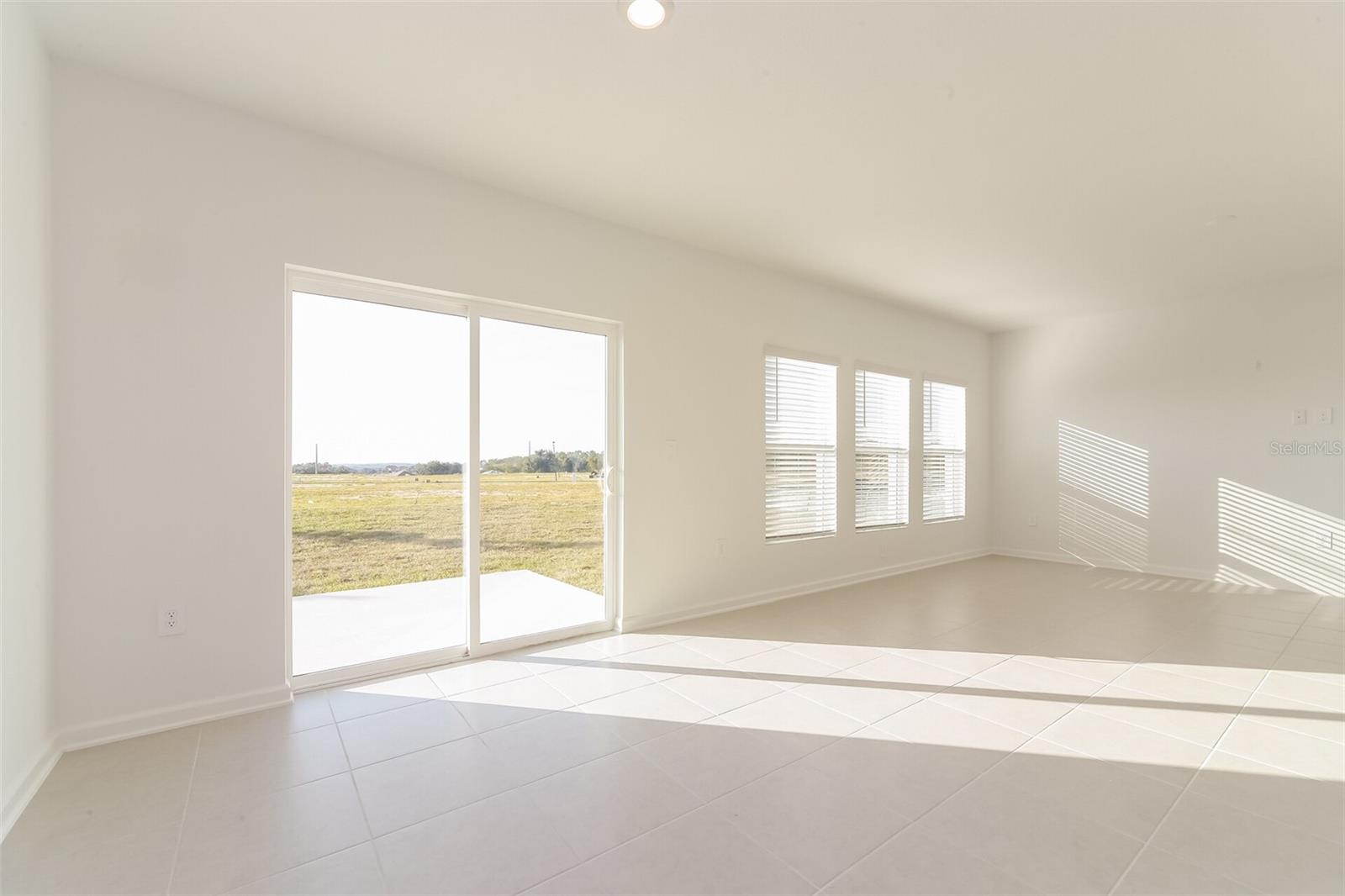 HIDDEN RIDGE AT ESTATES - Residential Lease