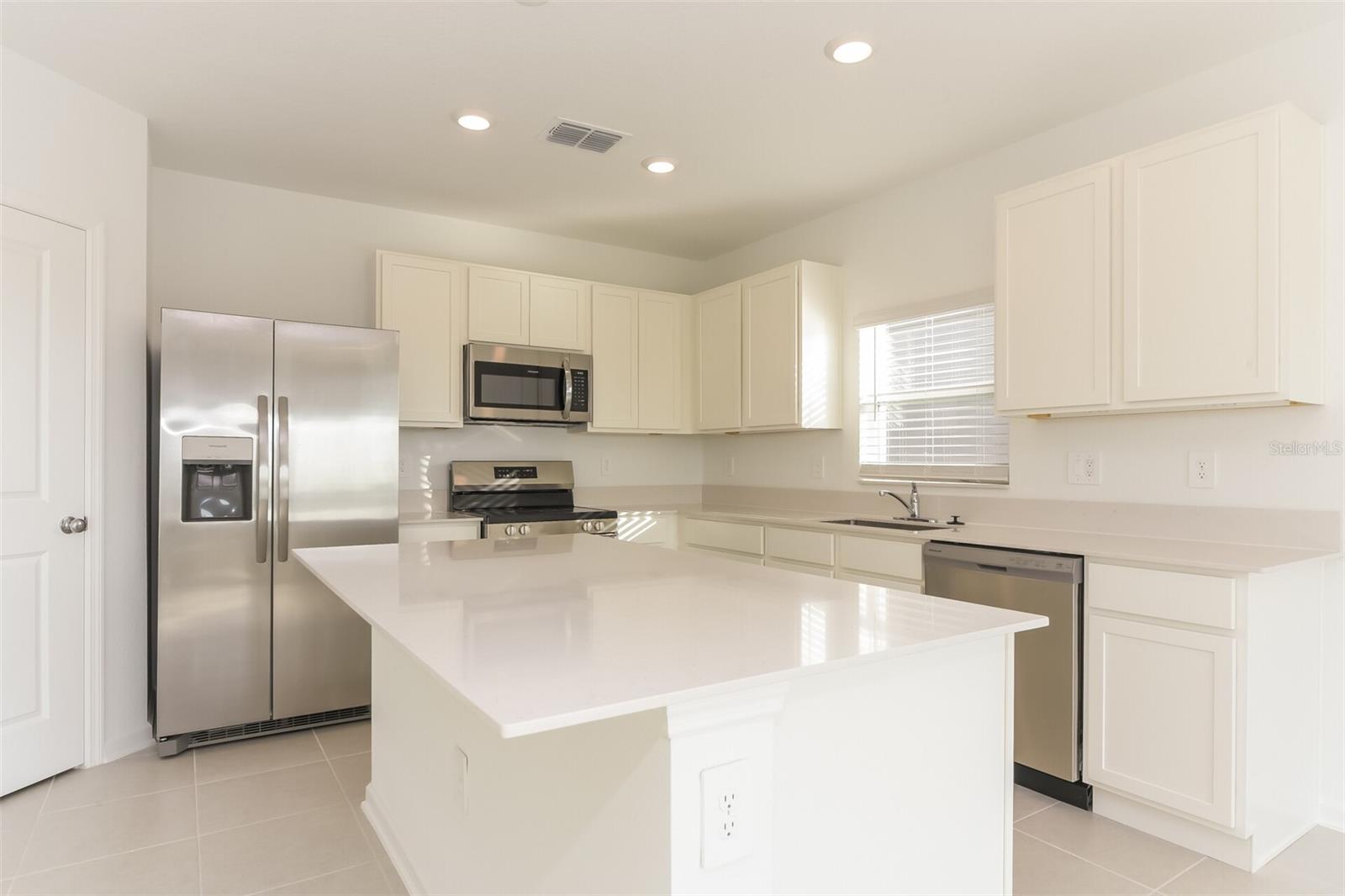 HIDDEN RIDGE AT ESTATES - Residential Lease