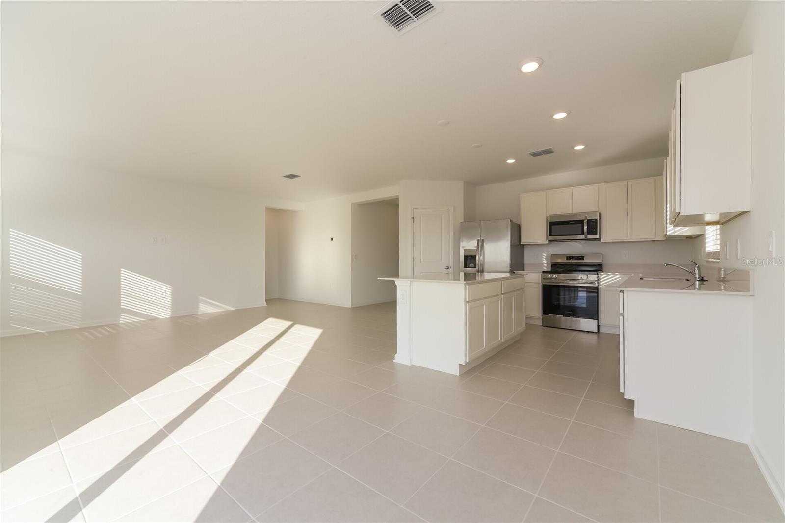 HIDDEN RIDGE AT ESTATES - Residential Lease