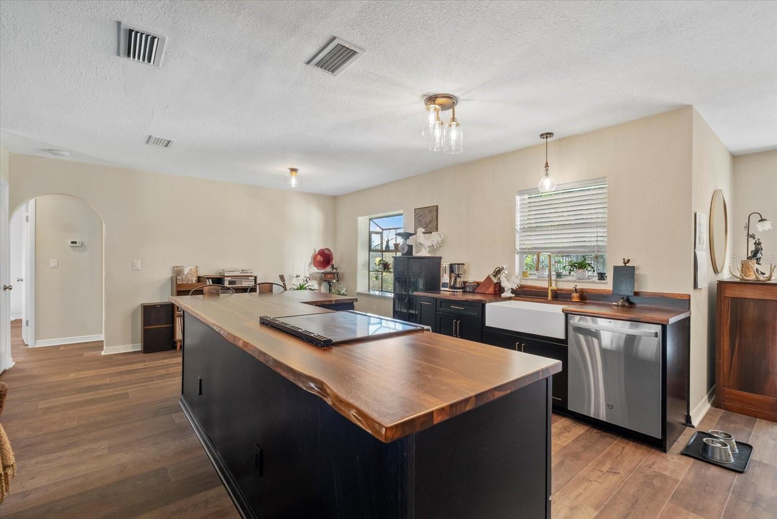 816 QUEEN PALM LANE