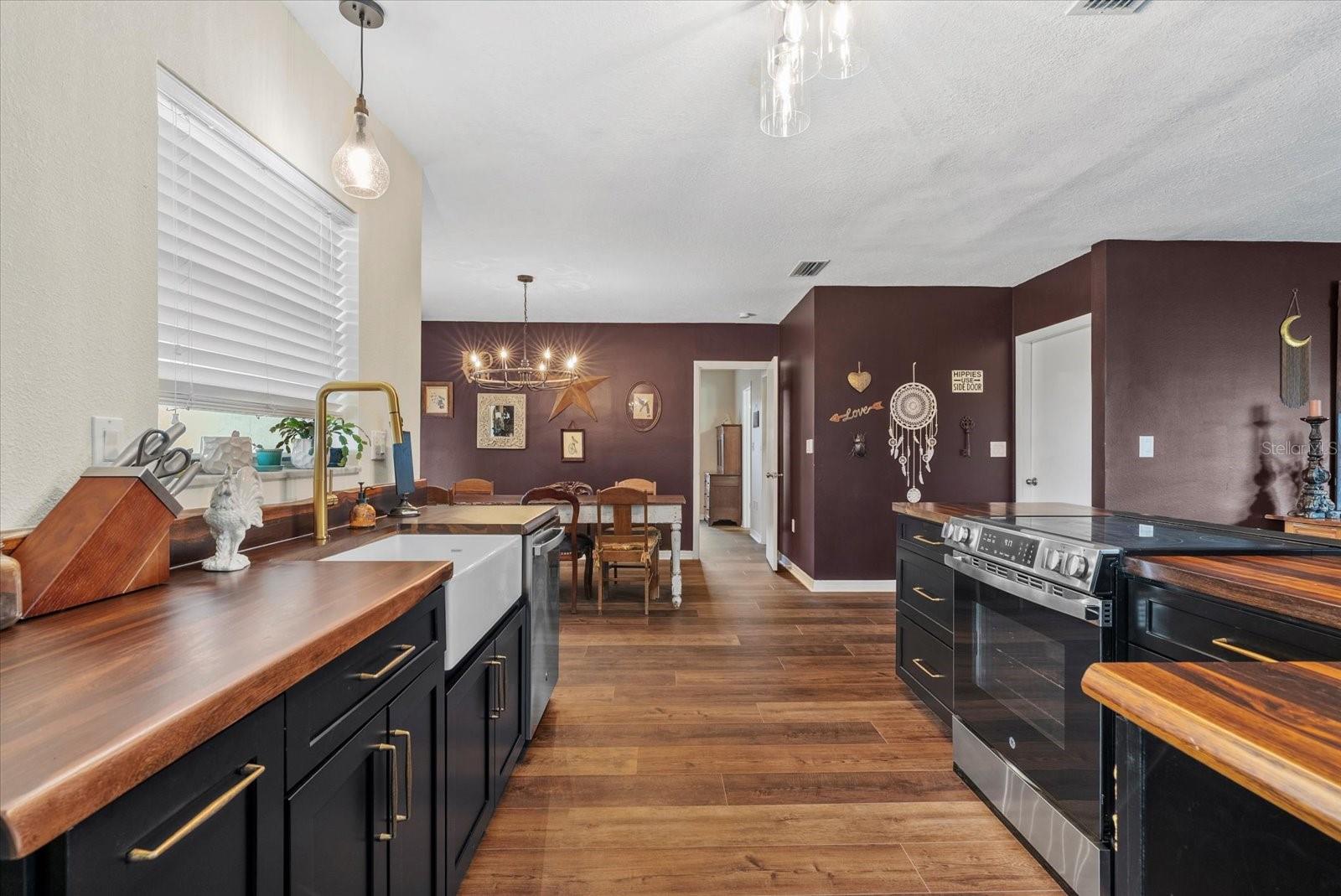816 QUEEN PALM LANE