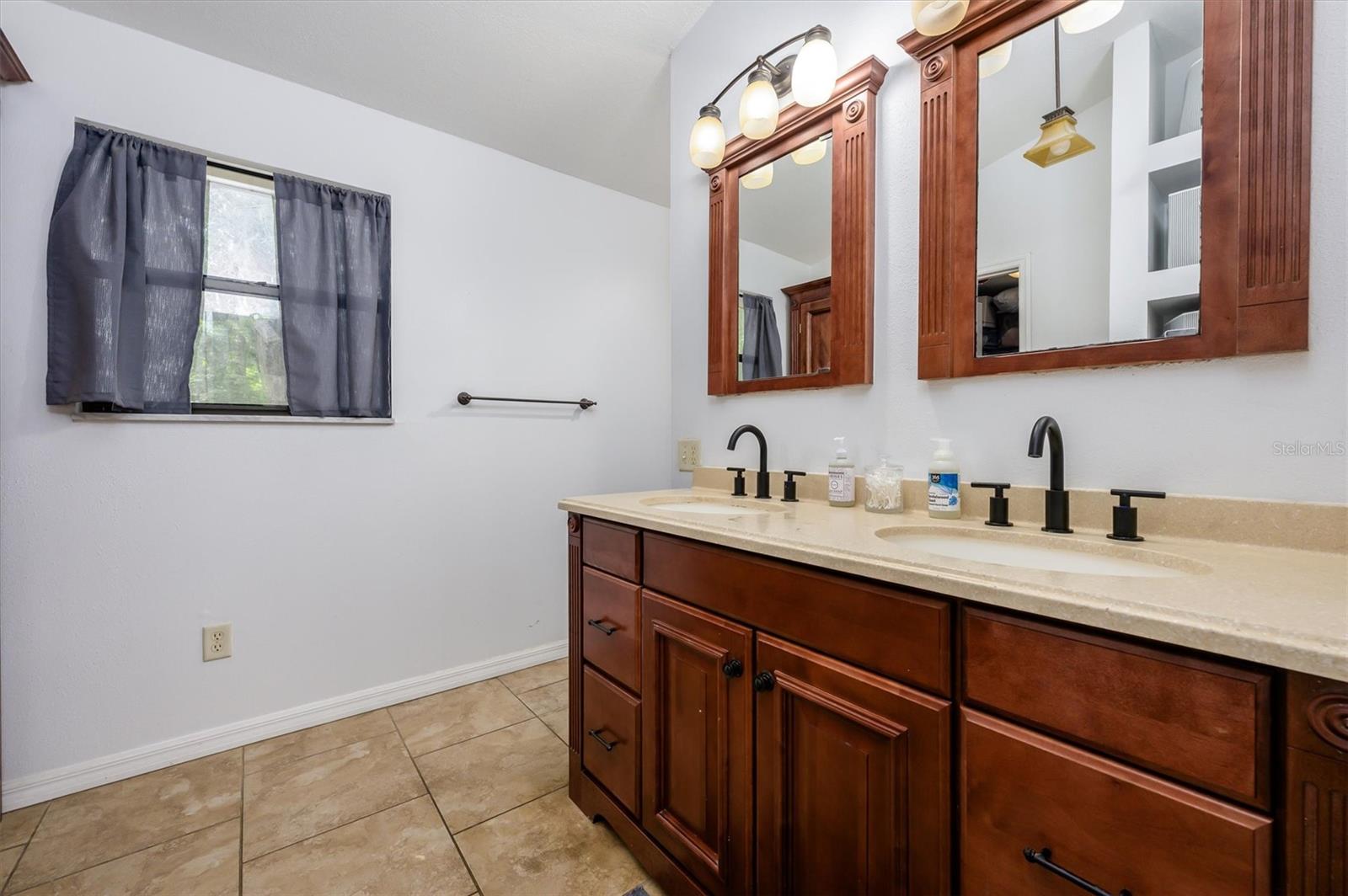 ROYAL OAKS ESTATE - Residential