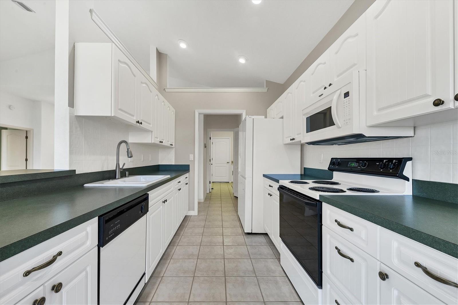 WATERFORD/DEVONSHIRE NORTH - Residential Lease