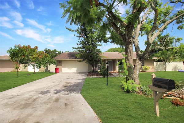 1127 DE LEO DR, SARASOTA, FL 34243 - Image e2ca0ff0fecfb860b13e3c12bd3cd3dd/2401418472